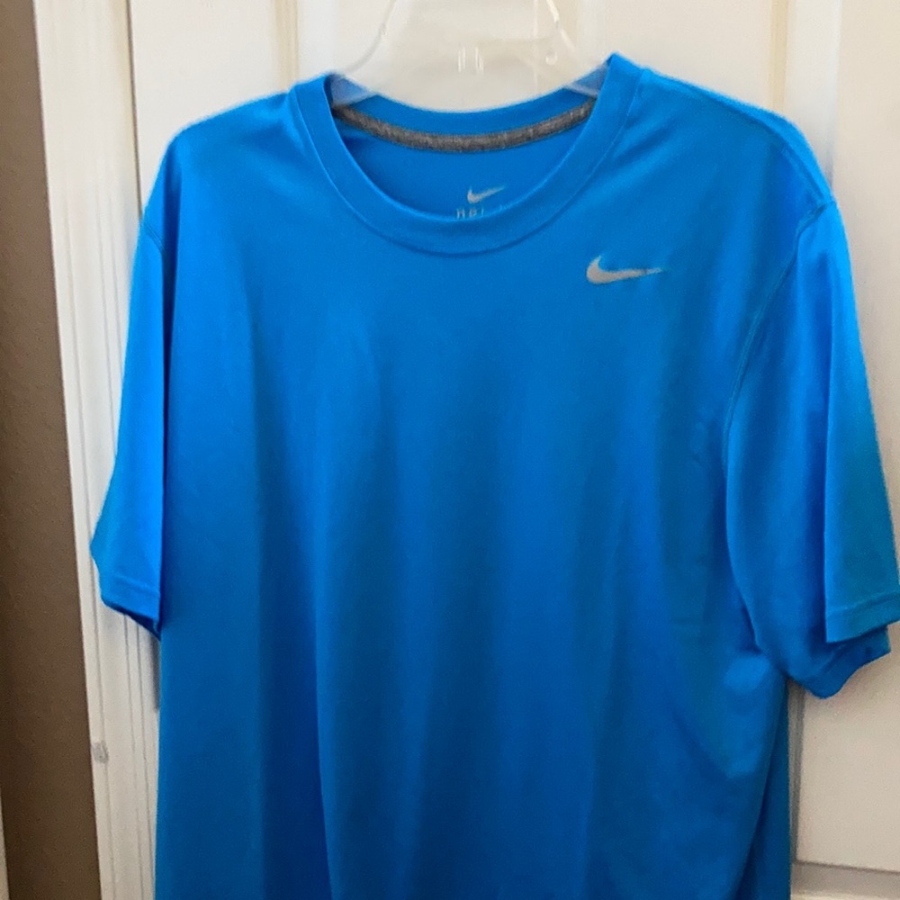 FINAL MARKDOWN Men’s Nike dri fit tee large